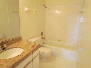 3437 NW 44th St, Unit 203 in Lauderdale Lakes, FL - Building Photo - Building Photo