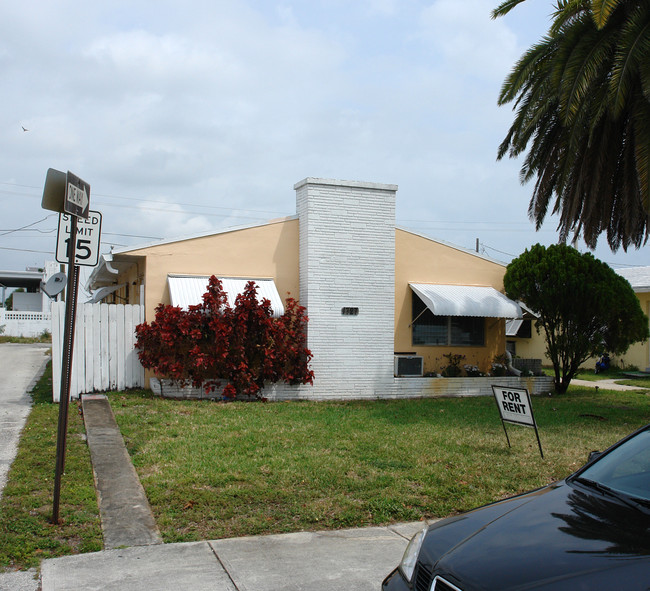 1723-1727 Thomas St in Hollywood, FL - Building Photo - Building Photo