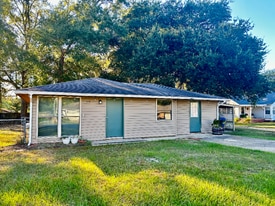 1115 N Texas St in Deridder, LA - Building Photo