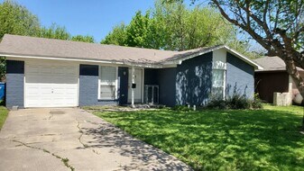 1721 Continental Dr in Blue Mound, TX - Building Photo