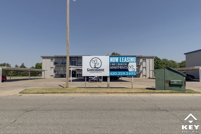 Garden Grove Apartments in Hutchinson, KS - Foto de edificio - Building Photo