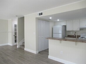 6825 SW 45th Ln in Miami, FL - Building Photo - Building Photo