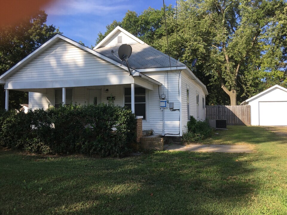 102 S Jefferson St in Frontenac, KS - Building Photo