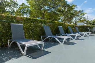 Sans Souci Tennis Apartments in North Miami, FL - Building Photo - Building Photo