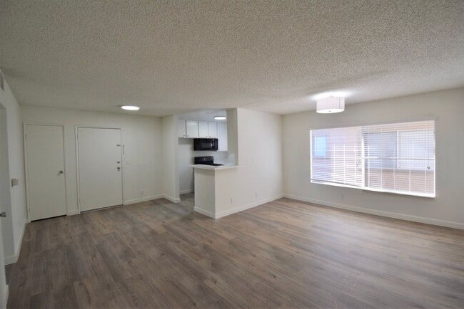 21350 Parthenia St in Los Angeles, CA - Building Photo - Building Photo