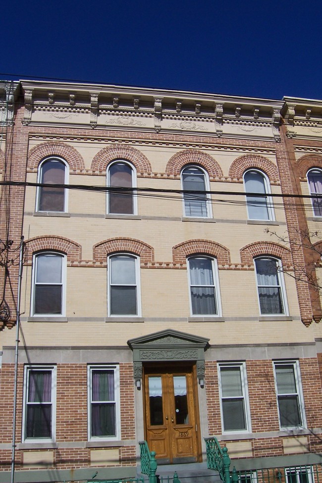 1869 Putnam Ave in Flushing, NY - Foto de edificio - Building Photo