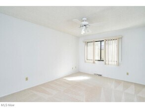 1050 Hampton Ridge Dr in Akron, OH - Building Photo - Building Photo