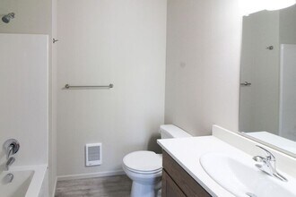 1200 N 8th Ave in Othello, WA - Foto de edificio - Building Photo