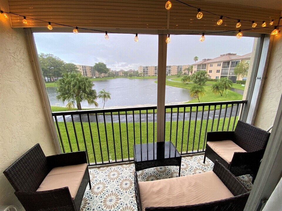 7900 NW 50th St in Lauderhill, FL - Building Photo