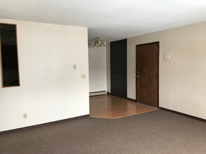 902 S Douglas St in Lamberton, MN - Building Photo - Building Photo