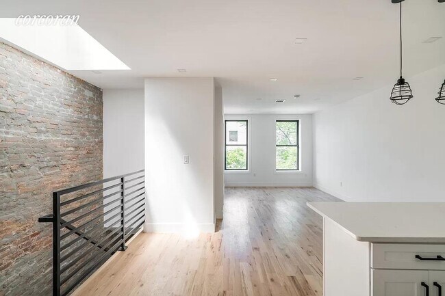 297 Hinsdale St in Brooklyn, NY - Building Photo - Building Photo
