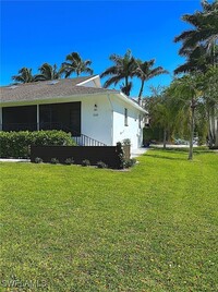 560 9th Ave S in Naples, FL - Foto de edificio - Building Photo