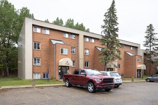 Pinewood Estates in Red Deer, AB - Building Photo