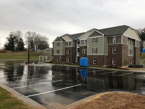 Signal Ridge Apartments in Hendersonville, NC - Building Photo - Building Photo