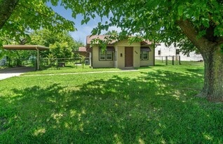 220 NE 3rd St in Moore, OK - Building Photo