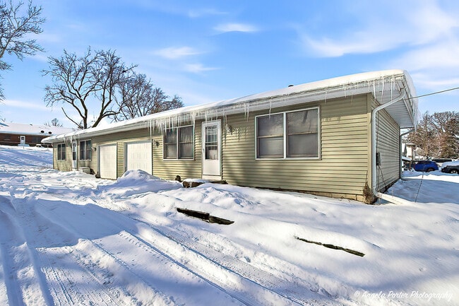 829 Washington St in Woodstock, IL - Building Photo - Building Photo