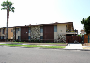 318 E Wakefield Ave in Anaheim, CA - Foto de edificio - Building Photo