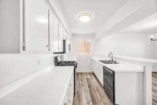 Alcott Apartments in Los Angeles, CA - Building Photo
