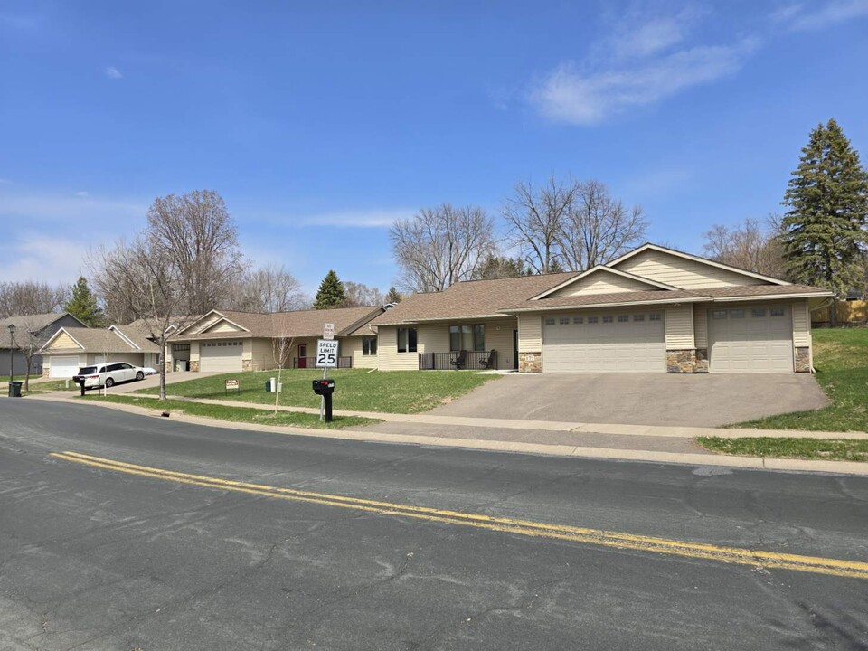 171 W Cemetery Rd in River Falls, WI - Foto de edificio