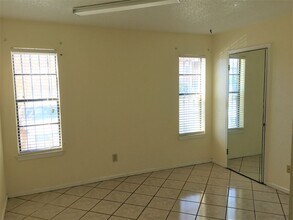 100 Aurora St in Laredo, TX - Building Photo - Building Photo