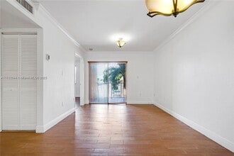 2441 SW 31st Ave, Unit 104 in Miami, FL - Foto de edificio - Building Photo