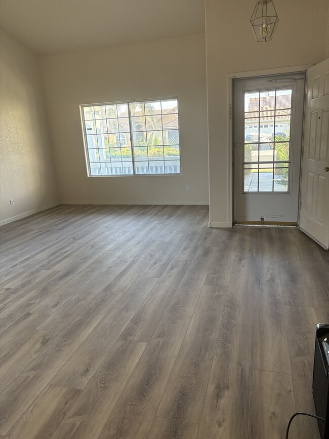 2135 Greenbriar Dr in Los Banos, CA - Foto de edificio - Building Photo