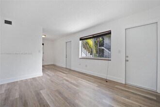3200 Mary St-Unit -11 in Miami, FL - Building Photo - Building Photo