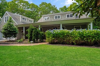 11 The Pkwy in Southampton, NY - Building Photo - Building Photo