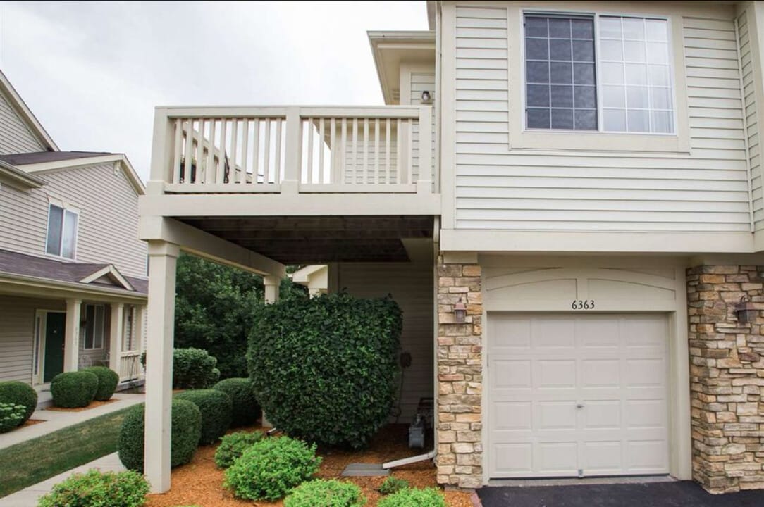 6363 Commonwealth Dr, Unit Carriage Homes of Park Hi in Loves Park, IL - Foto de edificio