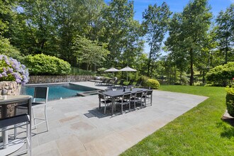 37 Beaver Brk Rd in Weston, CT - Building Photo - Building Photo