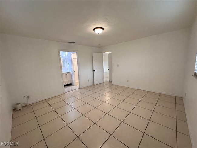 4517 SW Santa Barbara Pl in Cape Coral, FL - Building Photo - Building Photo