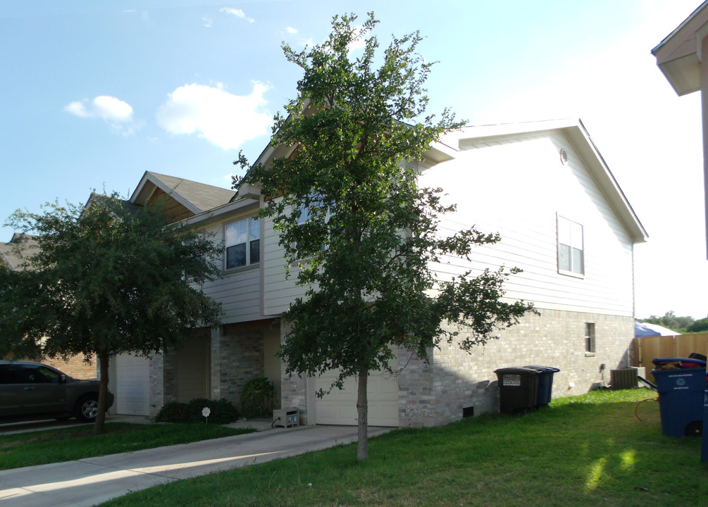 13615 Woodstone Way in San Antonio, TX - Building Photo