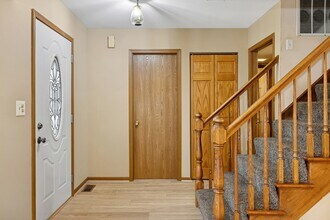 145 Knightsbridge Dr in Mundelein, IL - Building Photo - Building Photo