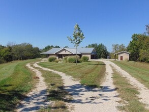 741 MO-124 in Fayette, MO - Building Photo - Building Photo
