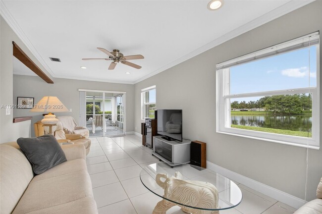 3810 Rowena Cir