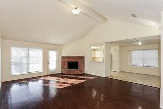 827 Bentle Ct in Cedar Hill, TX - Foto de edificio - Building Photo