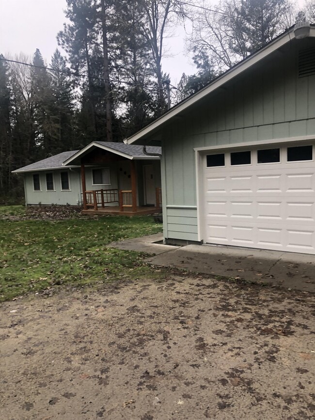 5744 New Hope Rd in Grants Pass, OR - Building Photo - Building Photo