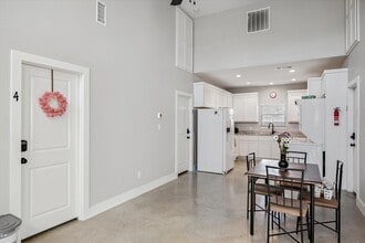 709 Maple St in Commerce, TX - Foto de edificio - Building Photo