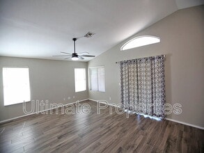 7455 W Crest Ln in Glendale, AZ - Building Photo - Building Photo