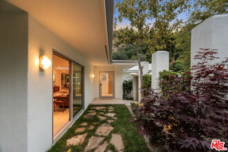 9451 Hidden Valley Pl in Beverly Hills, CA - Foto de edificio - Building Photo