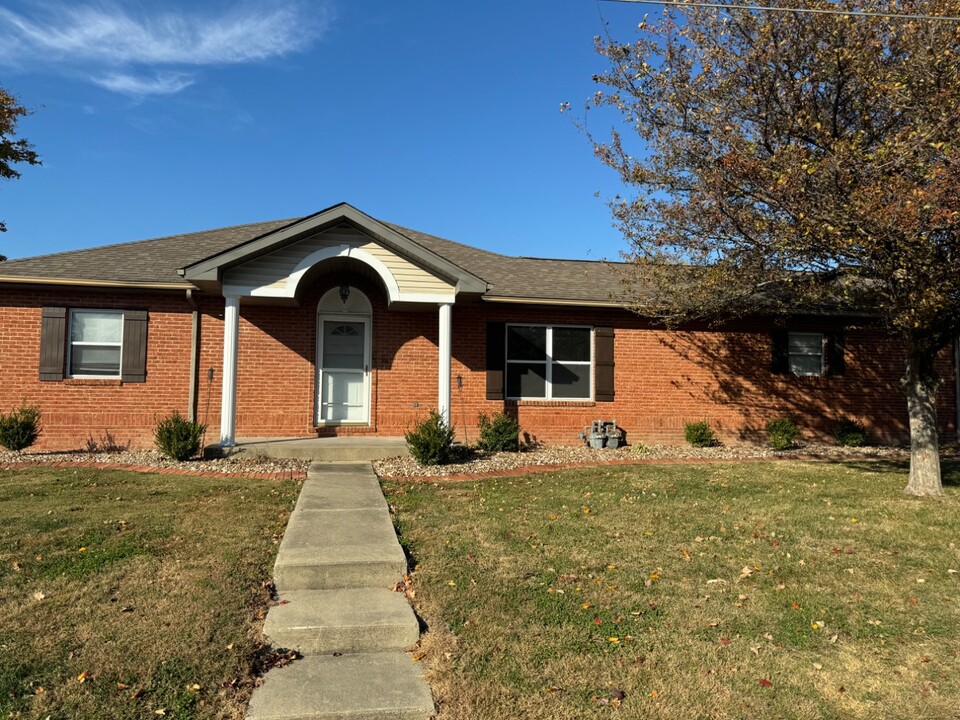 601 W 1st St in Aviston, IL - Building Photo