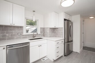 92 Clinton Place Unit #2, Unit 1 in Newton, MA - Foto de edificio - Building Photo