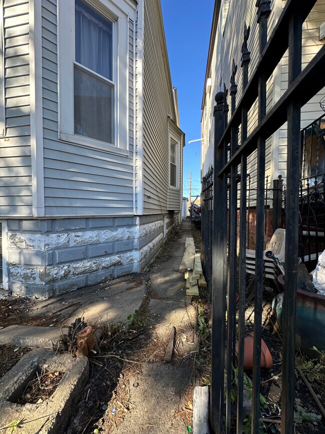 3836 W Wabansia Ave in Chicago, IL - Building Photo - Building Photo