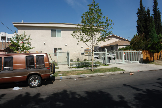 6843 Agnes Ave in North Hollywood, CA - Foto de edificio - Building Photo