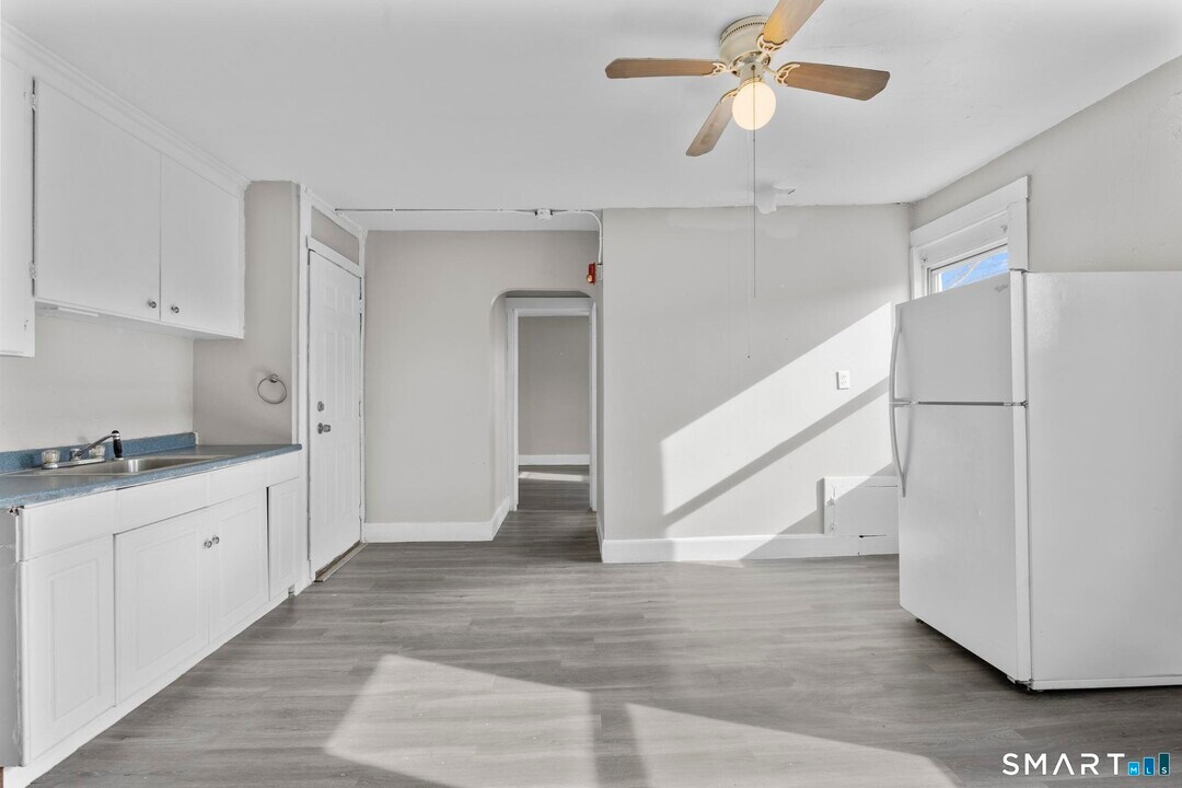 313 High St in New Britain, CT - Building Photo