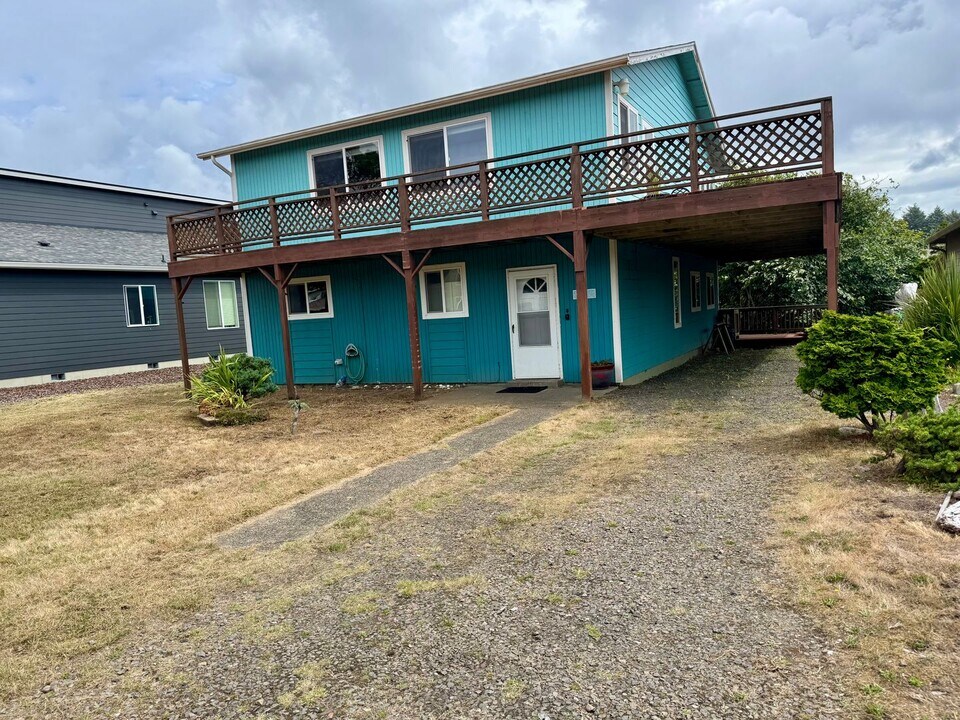 32914 G St in Ocean Park, WA - Building Photo