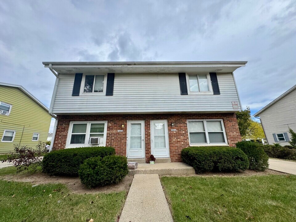 10412 W Kiehnau Ave in Milwaukee, WI - Building Photo