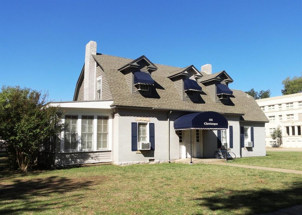606 Chautauqua Ave in Norman, OK - Building Photo