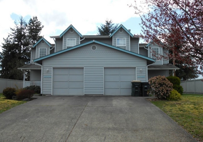 15337-15339 Berry Valley Dr SE in Yelm, WA - Building Photo - Building Photo