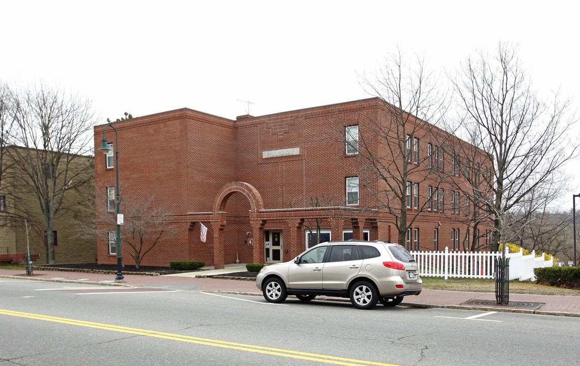 Pillsbury Square in Derry, NH - Building Photo